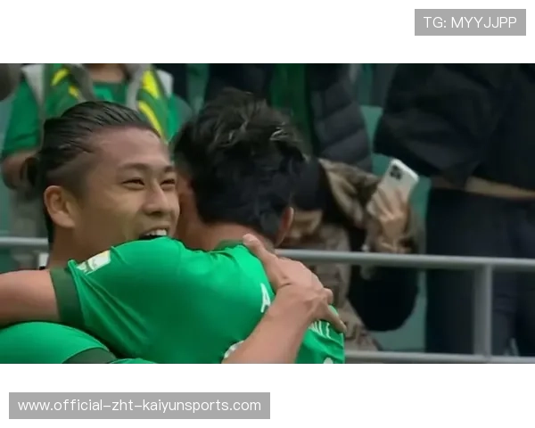 林良铭在热身赛中接张玉宁头球摆渡,门前抢点入网 林良铭在热身赛中接张玉宁头球摆渡,门前抢点入网