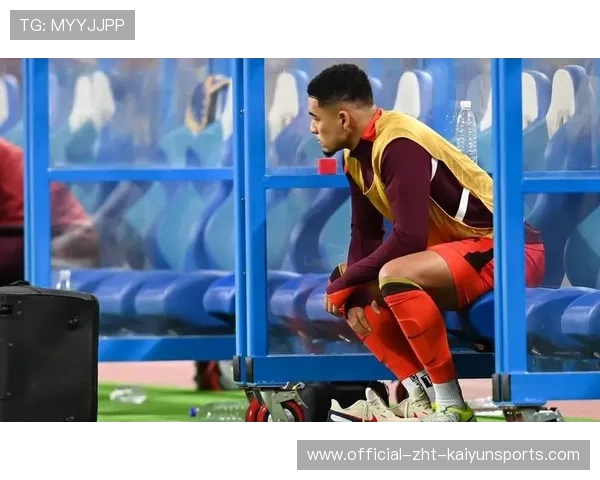 蒋光太禁区内准确预判拦截,截获对方前锋传球 蒋光太禁区内准确预判拦截,截获对方前锋传球